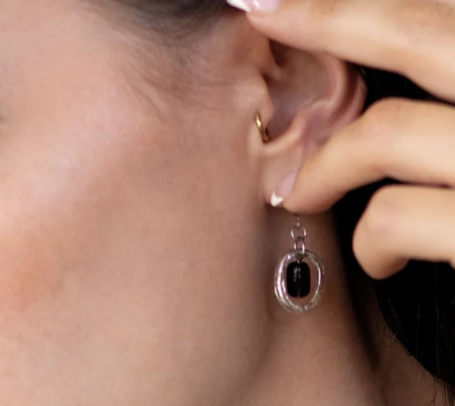 Dragea Hoop and Pearl Earring (Silver & Mulberry)